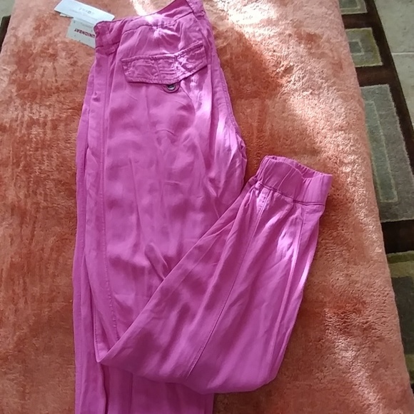 Pants, new. Very cute and stylish. Size 9. Pink - Picture 2 of 4